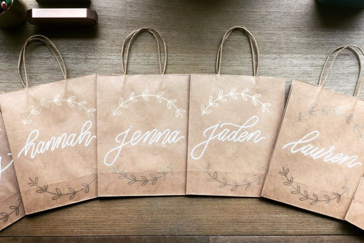 Get custom kraft hand bags at wholesale prices
